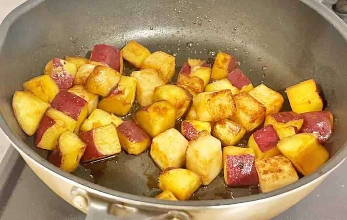 『大学芋餅』を作る写真（撮影：エニママ）