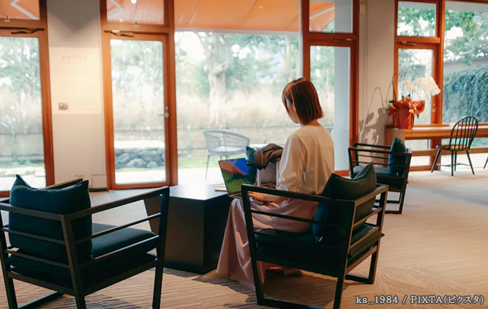 女性とホテルのロビーの写真