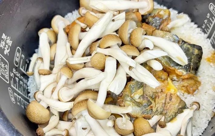 『サバ缶と濃厚みその炊き込みご飯』を作る写真（撮影：キジカク）