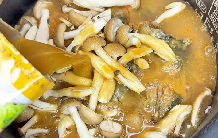 『サバ缶と濃厚みその炊き込みご飯』を作る写真（撮影：キジカク）