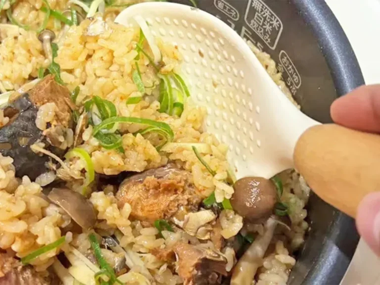 『サバ缶と濃厚みその炊き込みご飯』の作り方の画像（撮影：キジカク）