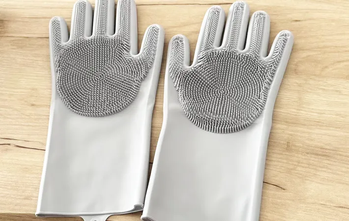『ダイソー ブラシ付シリコーンお掃除手袋』の写真（撮影：キジカク）