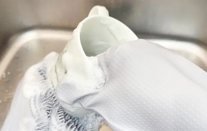 『ダイソー ブラシ付シリコーンお掃除手袋』の使用写真（撮影：キジカク）