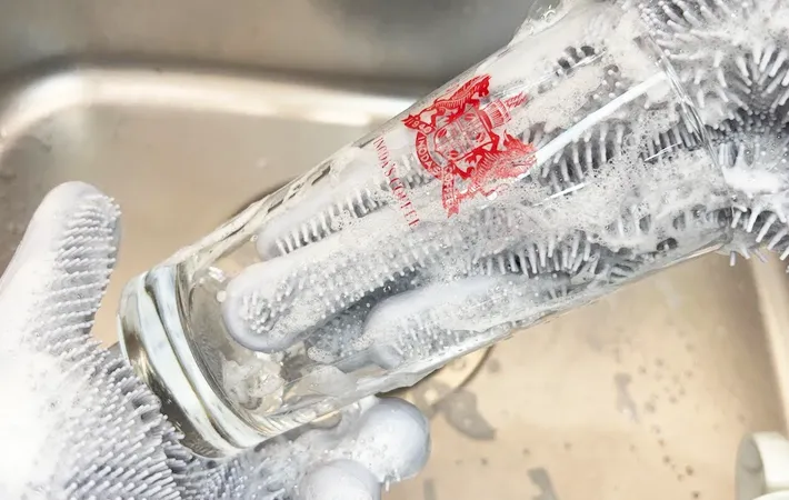 『ダイソー ブラシ付シリコーンお掃除手袋』の使用写真（撮影：キジカク）