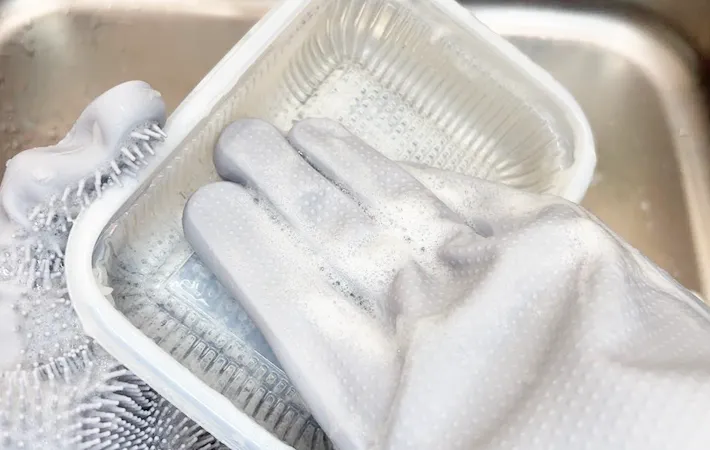 『ダイソー ブラシ付シリコーンお掃除手袋』の使用写真（撮影：キジカク）