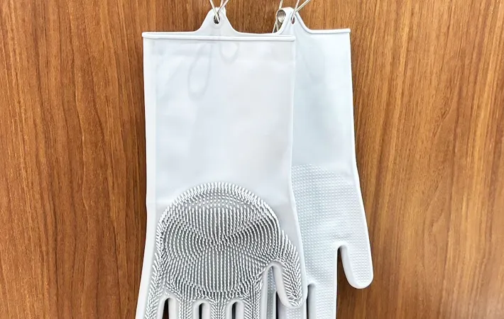 『ダイソー ブラシ付シリコーンお掃除手袋』の写真（撮影：キジカク）