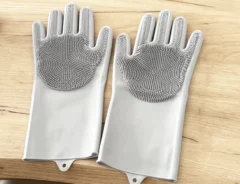 『ダイソー ブラシ付シリコーンお掃除手袋』の写真(撮影:キジカク)