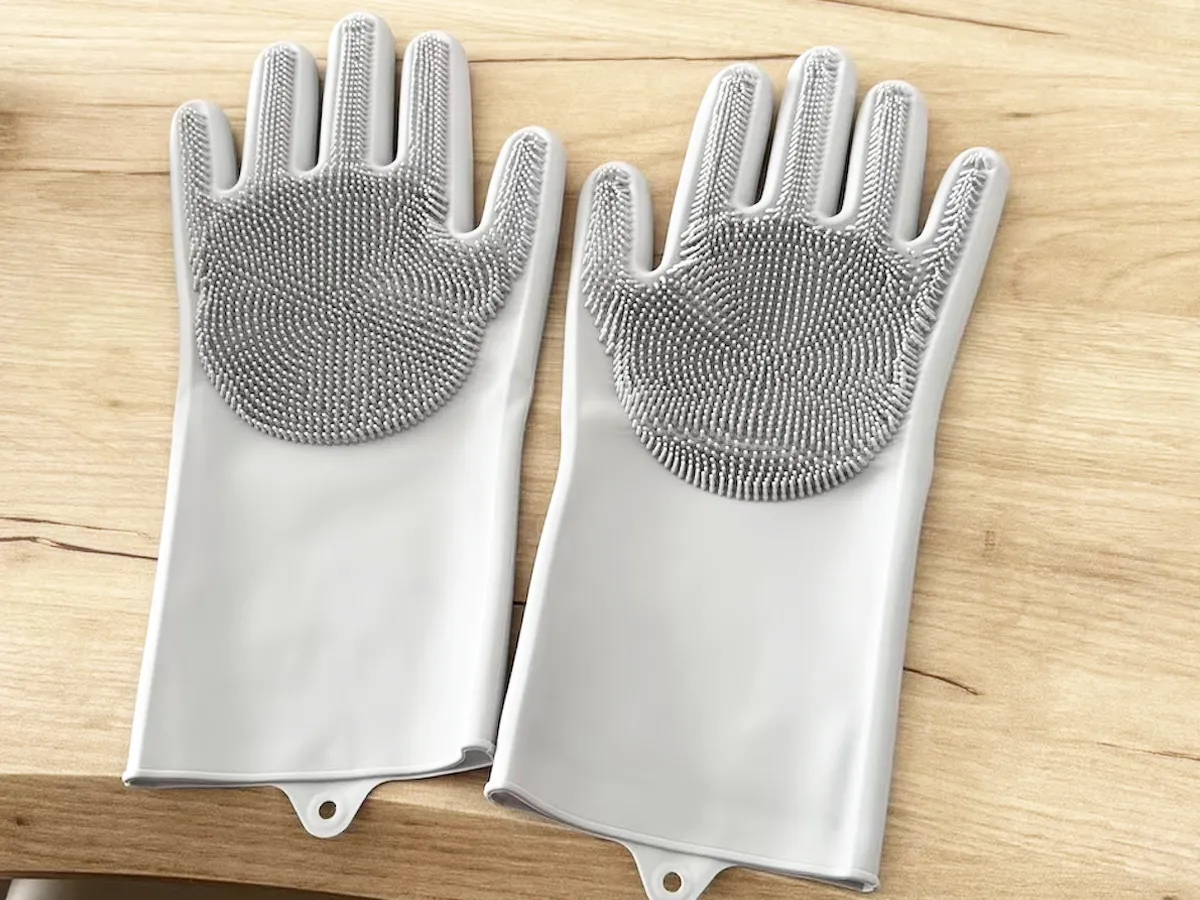 『ダイソー ブラシ付シリコーンお掃除手袋』の写真(撮影:キジカク)