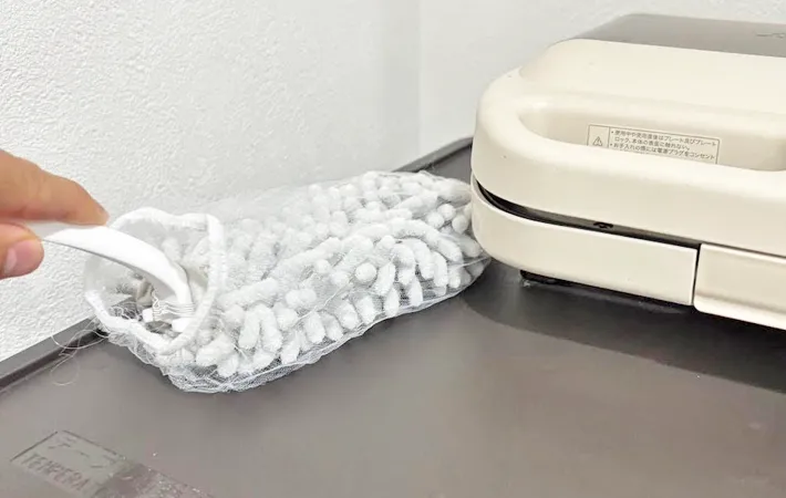 『ハンディモップに排水口ネットをかぶせて使う』写真（撮影：キジカク）