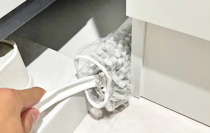 『ハンディモップに排水口ネットをかぶせて使う』写真（撮影：キジカク）