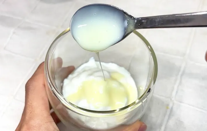 『野菜ジュースで作るれん乳スムージー風』を作る写真（撮影：キジカク）