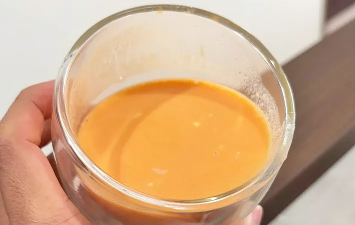 『野菜ジュースで作るれん乳スムージー風』の完成写真（撮影：キジカク）