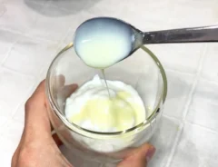 『野菜ジュースで作るれん乳スムージー風』を作る写真（撮影：キジカク）