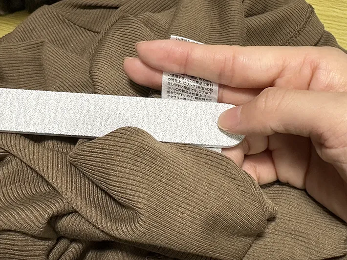 爪やすりと洋服タグの画像（撮影：grapeライフハック編集部）