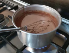 鍋でココアを作っている写真