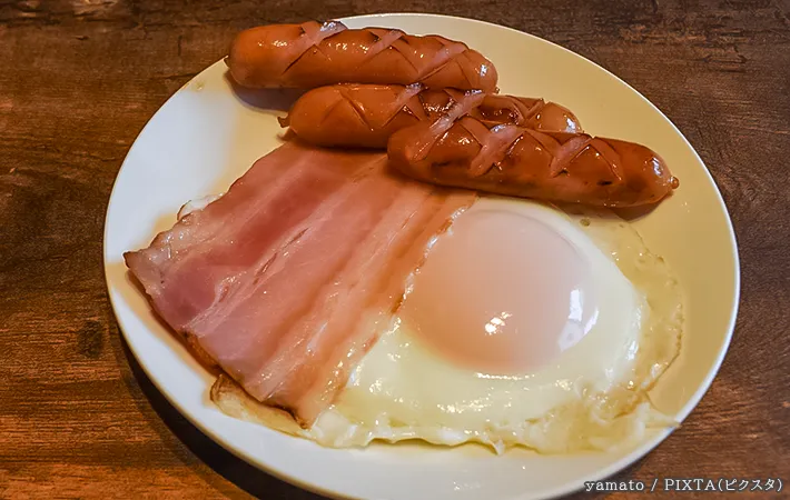 ウインナーとベーコン、卵焼きの写真