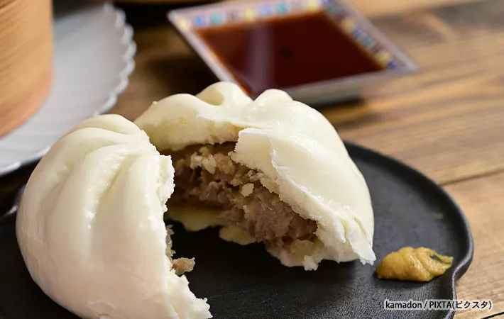 肉まんとカラシ、酢醤油の写真