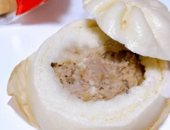 半分に切られた肉まんの写真（撮影：grapeフード編集部）