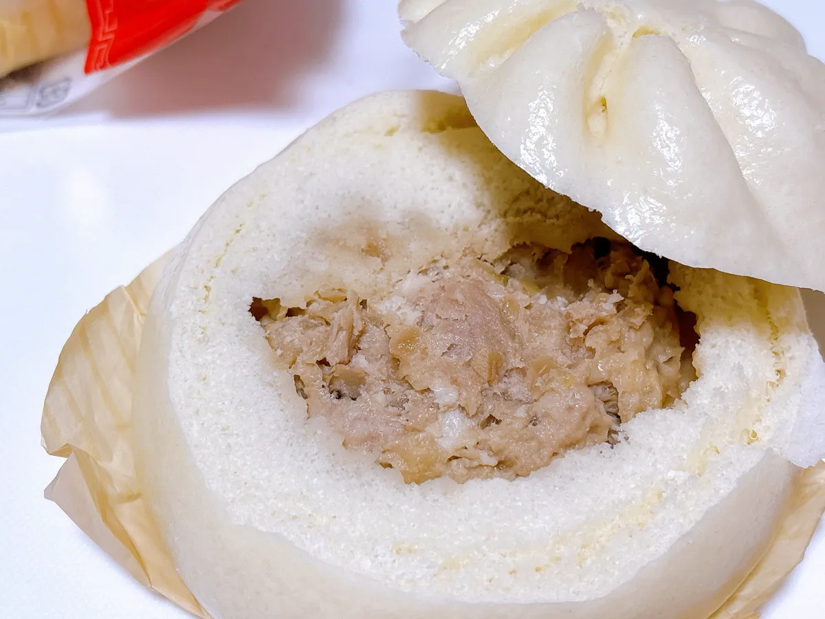 半分に切られた肉まんの写真（撮影：grapeフード編集部）