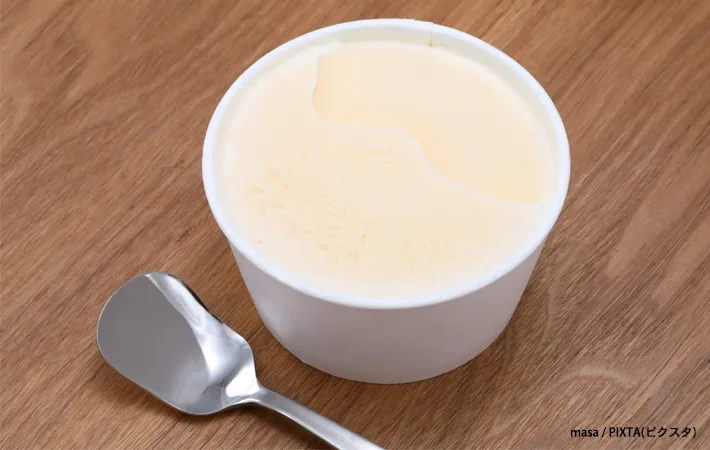 カップのバニラアイスの写真