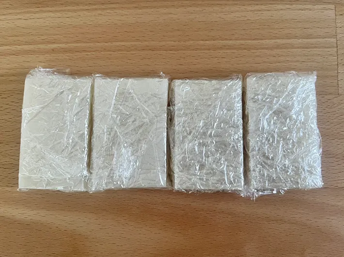 ラップで包んだ切り餅の写真（撮影：grapeフード編集部）