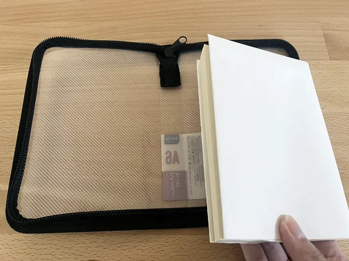 A6ファスナーケースの写真（撮影：grapeライフハック編集部）
