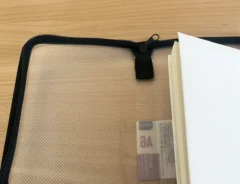 A6ファスナーケースの写真（撮影：grapeライフハック編集部）