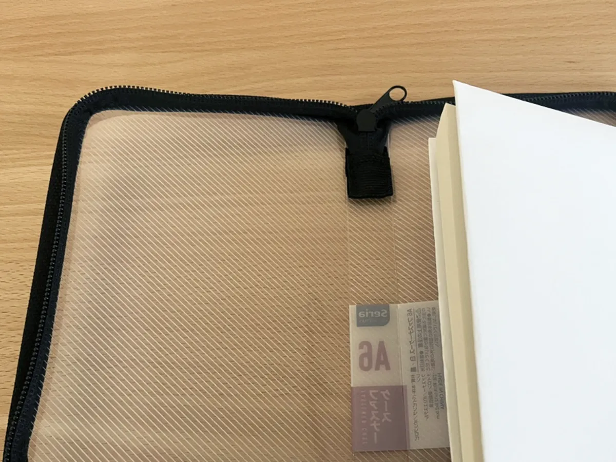 A6ファスナーケースの写真（撮影：grapeライフハック編集部）