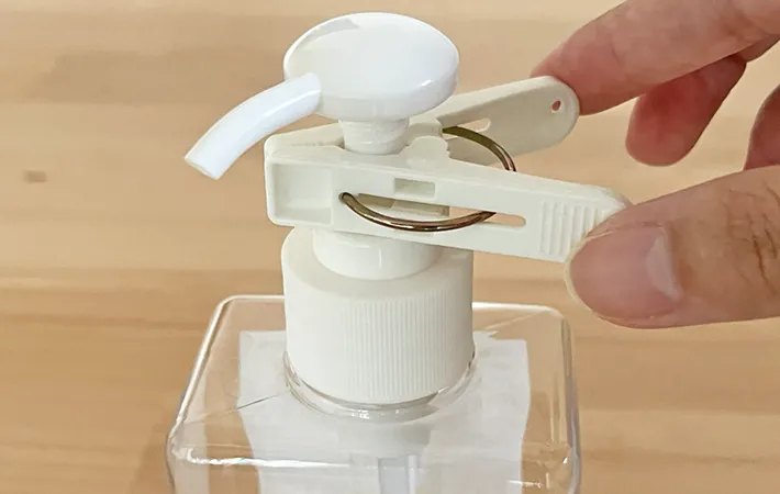 洗濯バサミをつけたポンプ式ボトルの写真（撮影：grapeライフハック編集部）