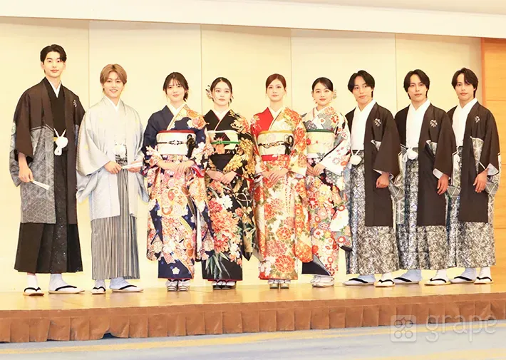 『2026新春晴れ着お披露目会』の登壇者の写真（撮影：grape芸能編集部）