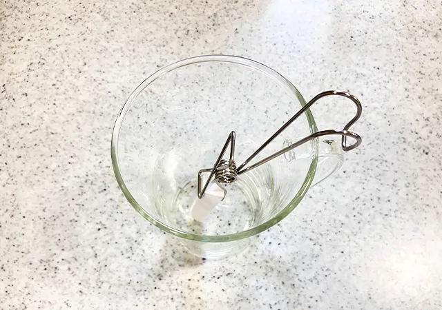 珪藻土とクリップハンガー、コップ（撮影：grape編集部）