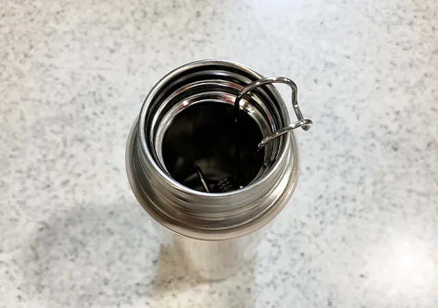 珪藻土とクリップハンガー、水筒（撮影：grape編集部）