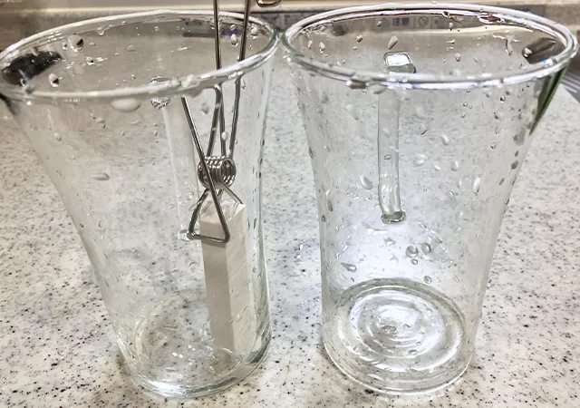 珪藻土とクリップハンガー、コップ（撮影：grape編集部）