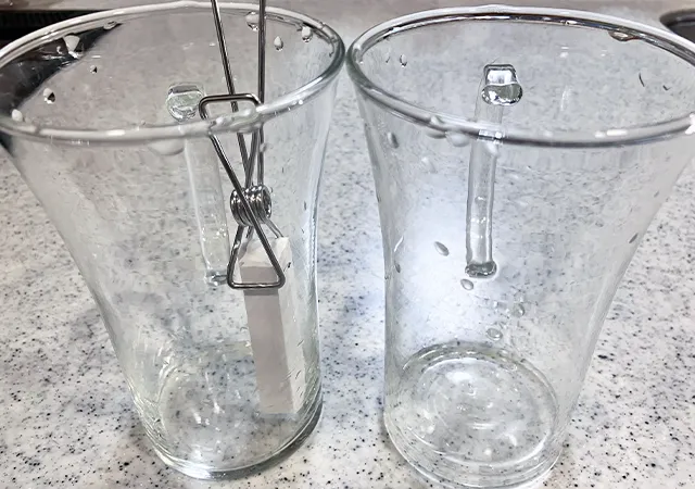 珪藻土とクリップハンガー、コップ（撮影：grape編集部）