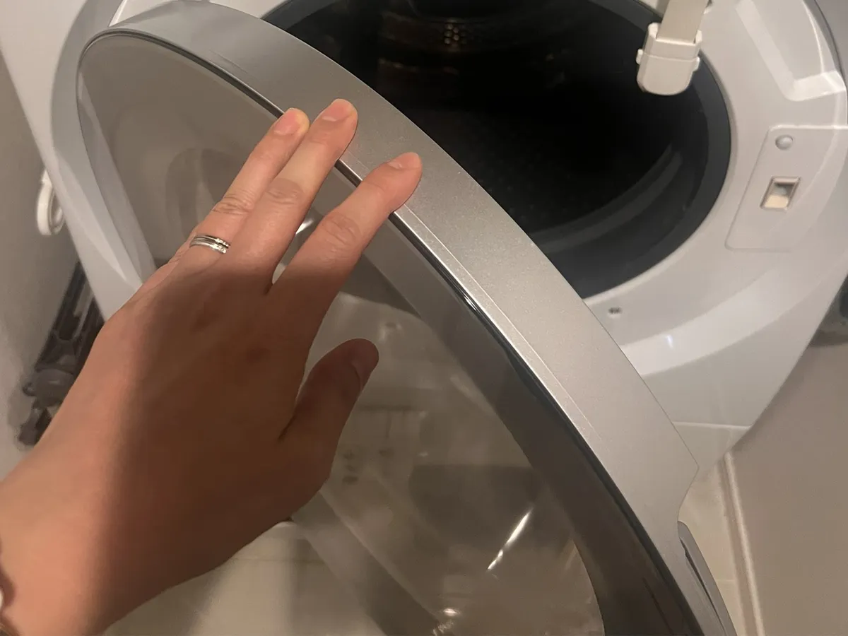 ドラム式洗濯乾燥機のドアの写真