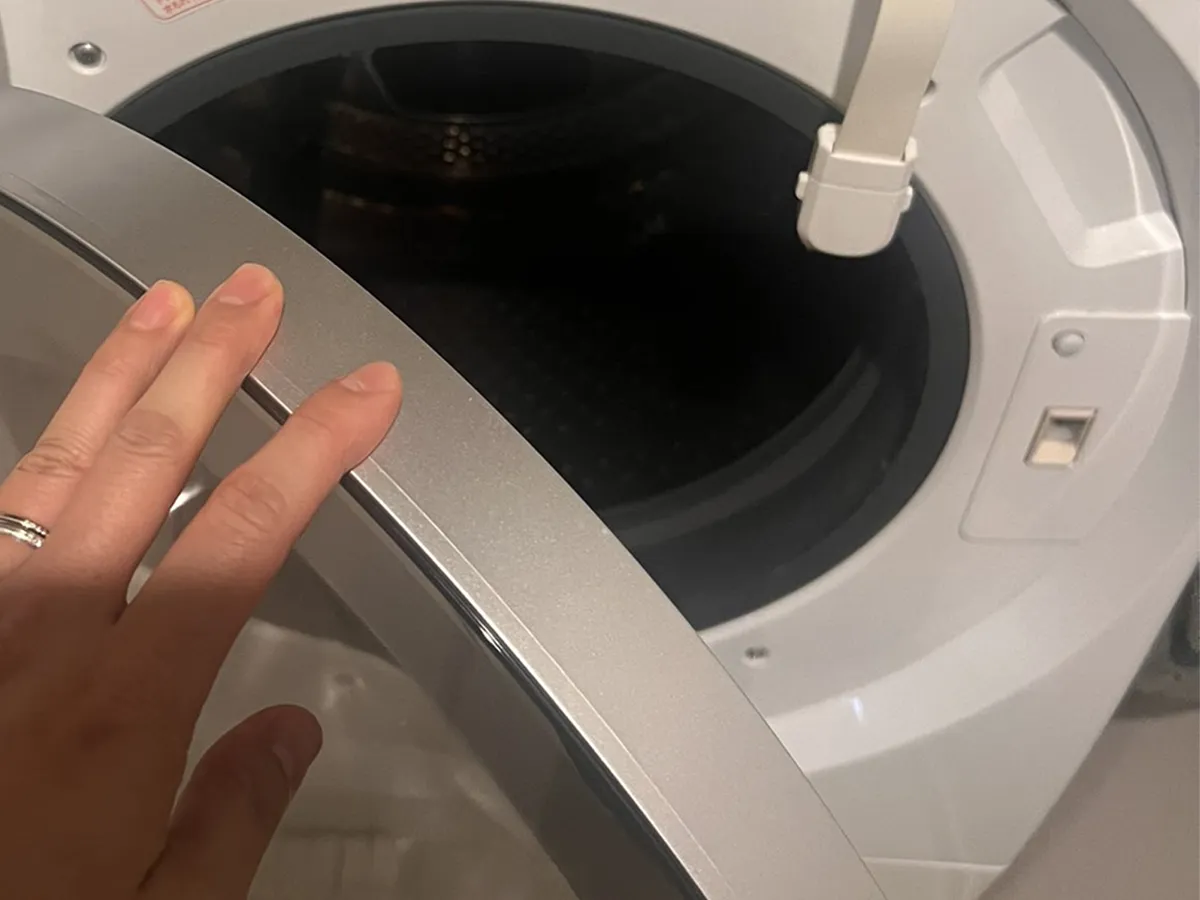 ドラム式洗濯乾燥機のドアの写真