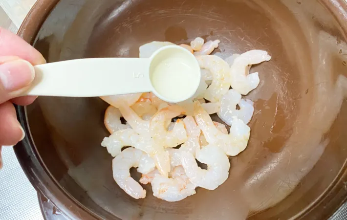 『ブロッコリーとえびのマヨネーズの炒め和え』を作る写真（撮影：エニママ）