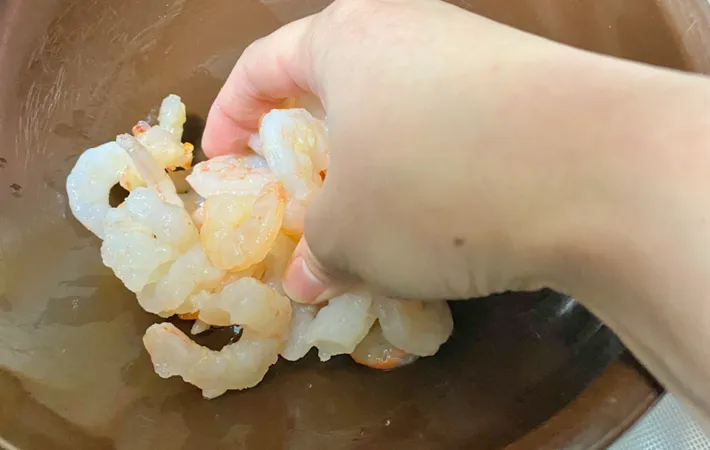 『ブロッコリーとえびのマヨネーズの炒め和え』を作る写真（撮影：エニママ）