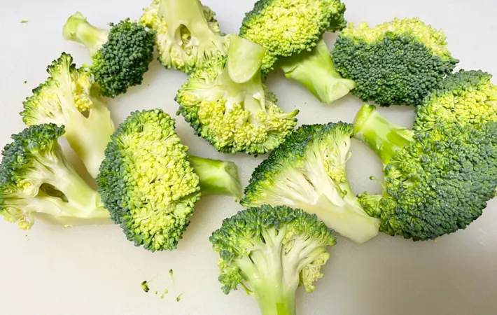 『ブロッコリーとえびのマヨネーズの炒め和え』を作る写真（撮影：エニママ）