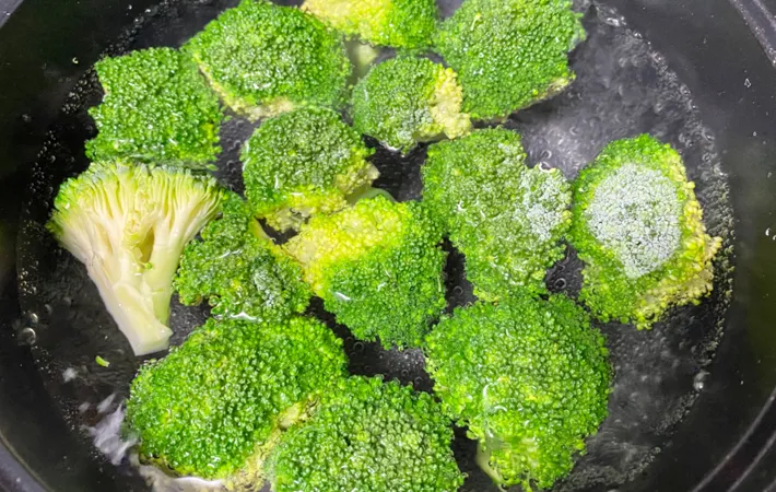 『ブロッコリーとえびのマヨネーズの炒め和え』を作る写真（撮影：エニママ）