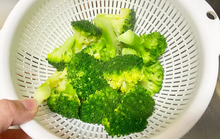 『ブロッコリーとえびのマヨネーズの炒め和え』を作る写真（撮影：エニママ）