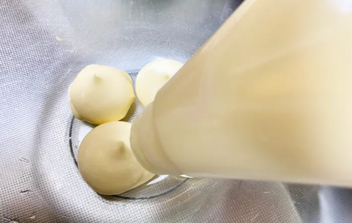 『ブロッコリーとえびのマヨネーズの炒め和え』を作る写真（撮影：エニママ）