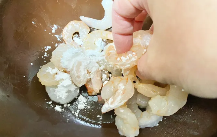 『ブロッコリーとえびのマヨネーズの炒め和え』を作る写真（撮影：エニママ）