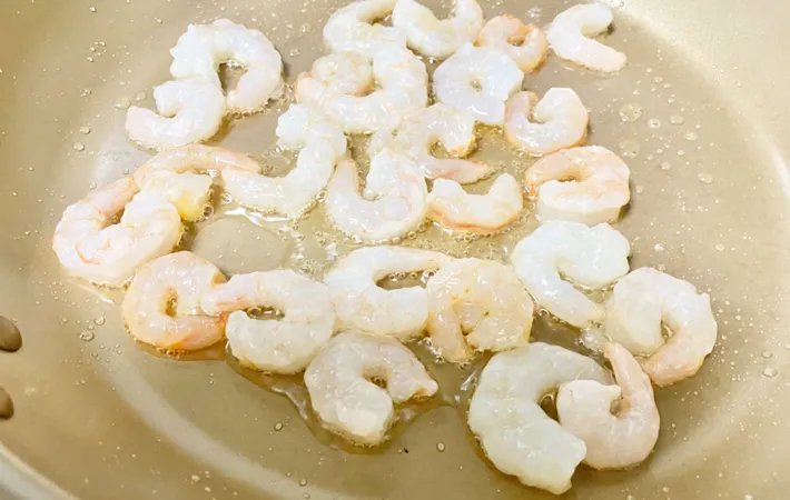 『ブロッコリーとえびのマヨネーズの炒め和え』を作る写真（撮影：エニママ）