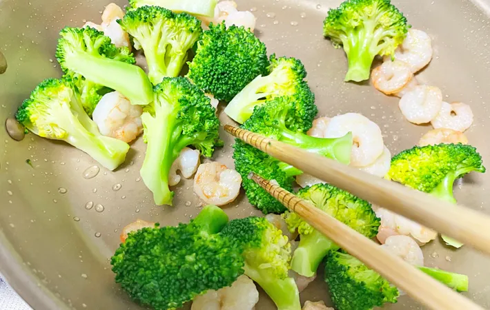 『ブロッコリーとえびのマヨネーズの炒め和え』を作る写真（撮影：エニママ）