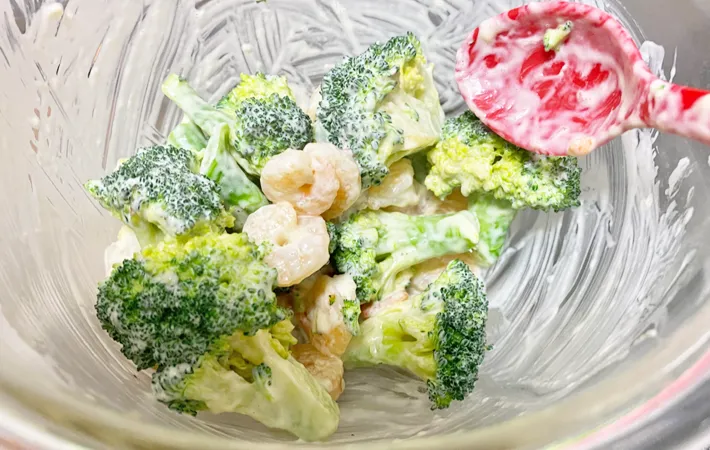 『ブロッコリーとえびのマヨネーズの炒め和え』を作る写真（撮影：エニママ）