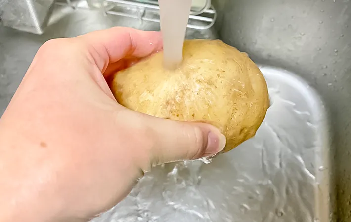 ジャガイモを洗っている写真（撮影：エニママ）