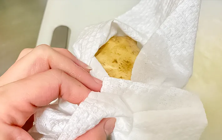 濡れたジャガイモをキッチンペーパーで包んでいる写真（撮影：エニママ）