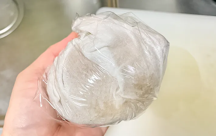 キッチンペーパーの上からラップで包んでいる写真（撮影：エニママ）
