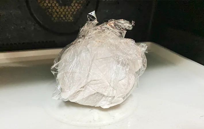 ジャガイモを電子レンジで加熱している写真（撮影：エニママ）